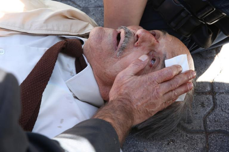 Εικόνες σοκ στην Ευελπίδων! Αντιεξουσιαστής «γκρέμισε» ηλικιωμένο από σκάλα για να γλυτώσει από Αστυνομικό